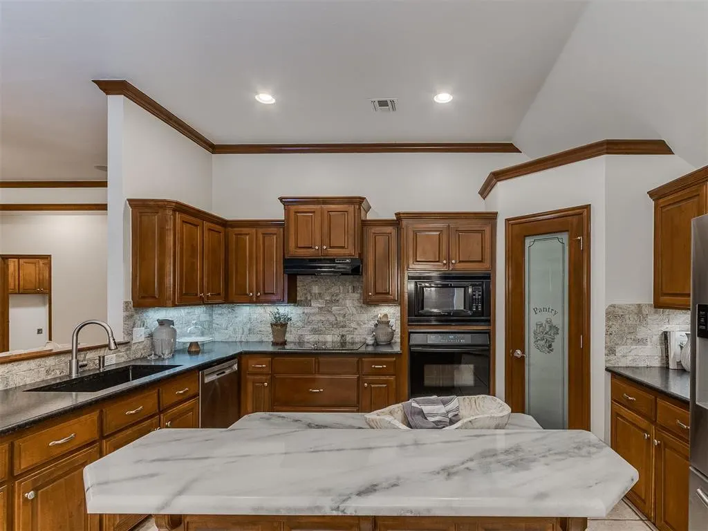 Photo 11 — 10604 NW 38th Street, Yukon, OK 73099