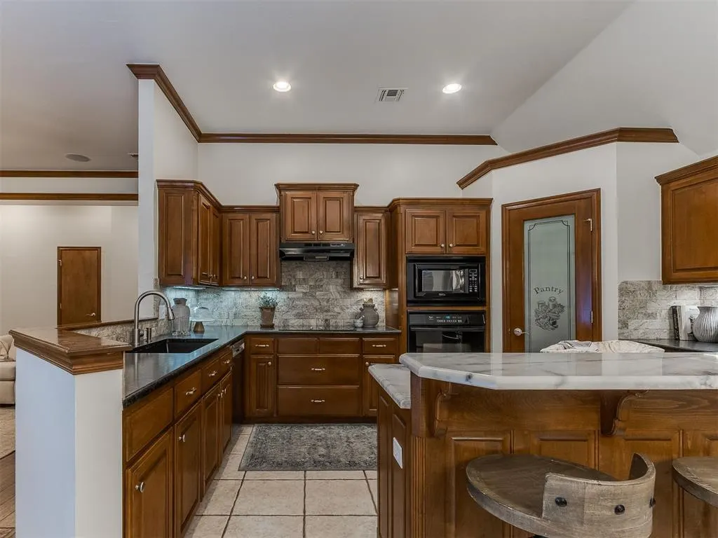 Photo 13 — 10604 NW 38th Street, Yukon, OK 73099