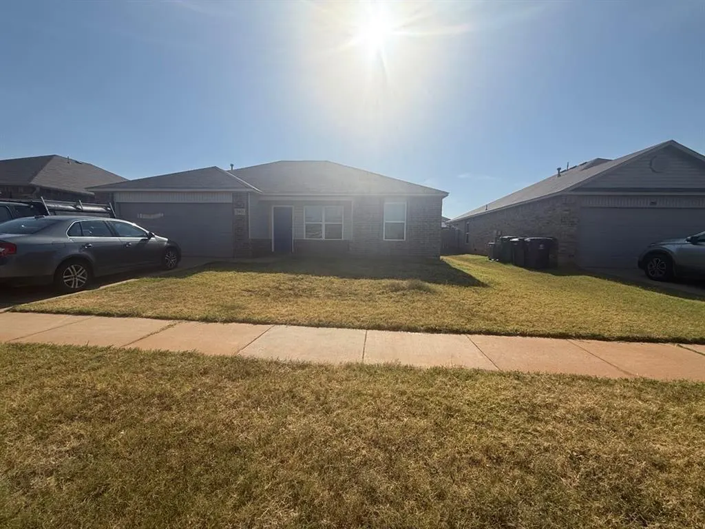 Photo 2 — 9813 High Noon Road, Yukon, OK 73099