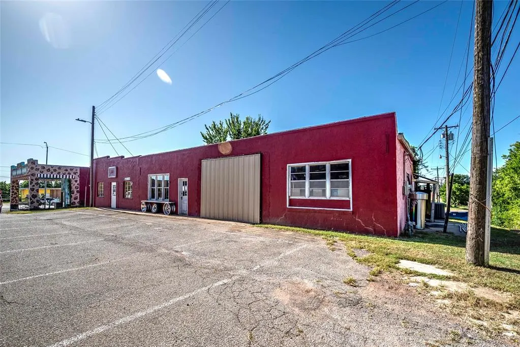 Photo 2 — 109 W 11th Street, Chandler, OK 74834