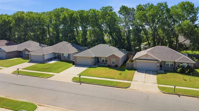 Photo 3 — 1225 Ironstone Drive, Noble, OK 73068