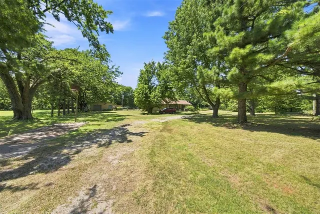 Photo 4 — 662 S Range Road, McLoud, OK 74851