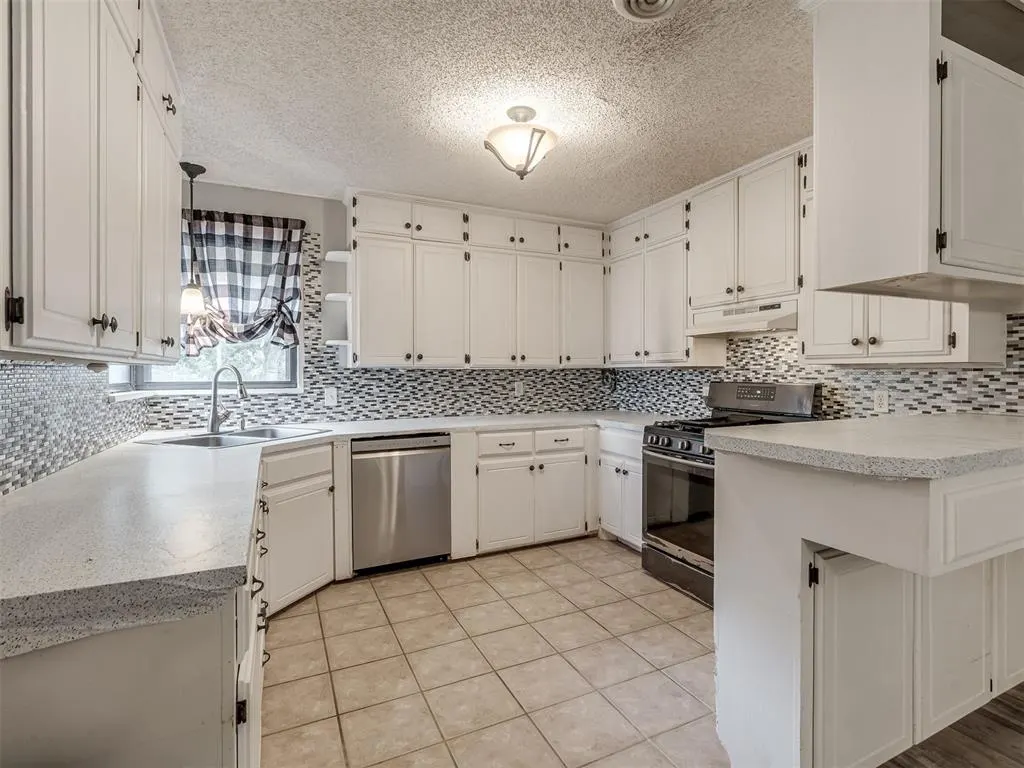Photo 10 — 7101 Hilltop Court, Oklahoma City, OK 73110