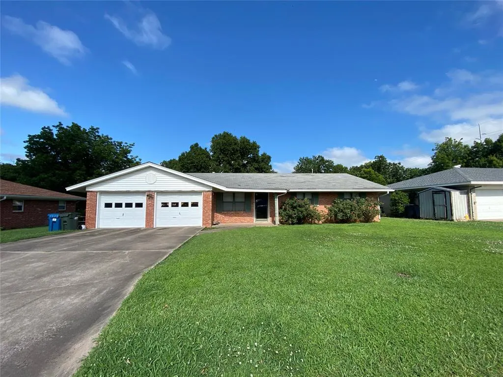 Front exterior — 912 S Thompson Avenue, Cushing, OK 74023