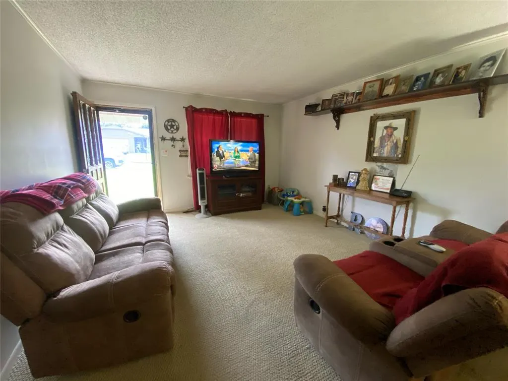 Photo 2 — 912 S Thompson Avenue, Cushing, OK 74023