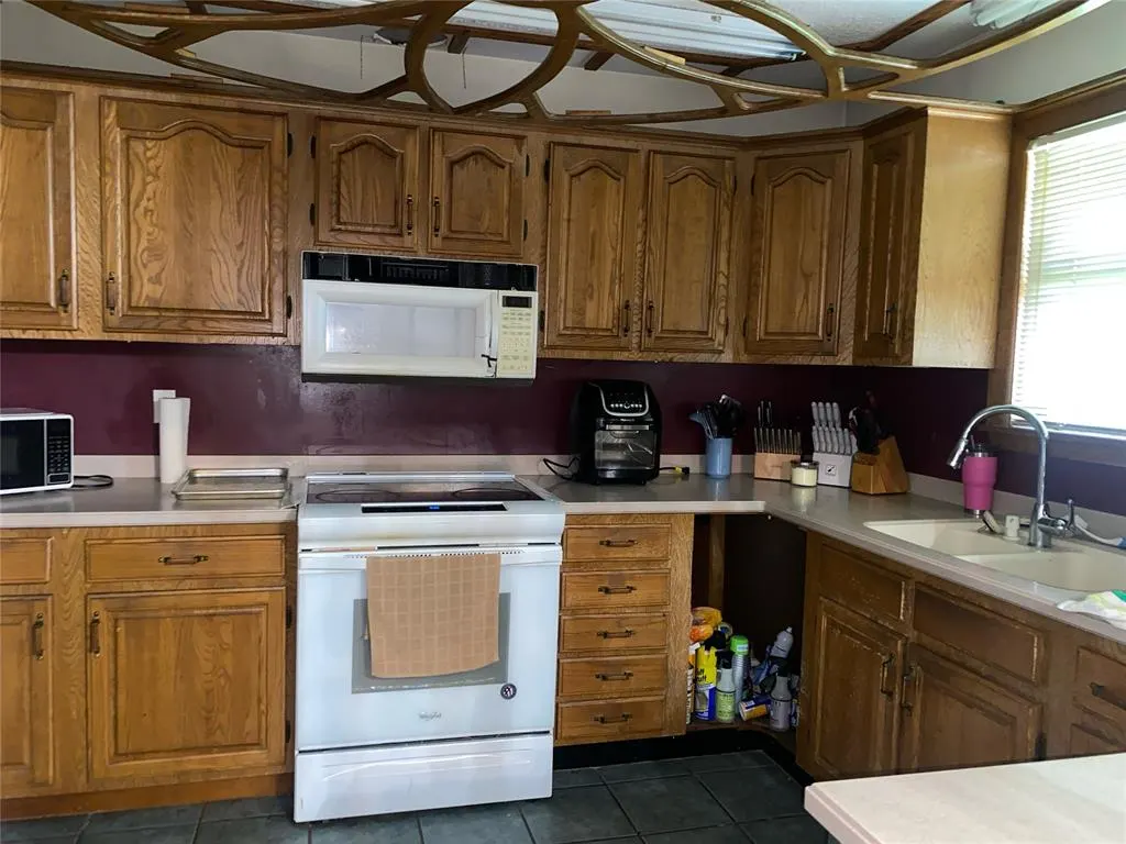Photo 5 — 912 S Thompson Avenue, Cushing, OK 74023