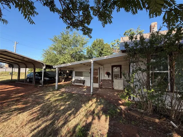 Photo 2 — 104 W Johnny Bench Street, Binger, OK 73009