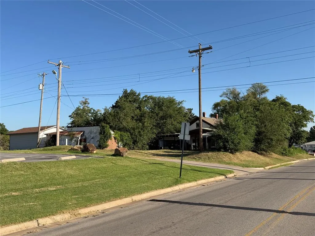 Photo 6 — 104 W Johnny Bench Street, Binger, OK 73009