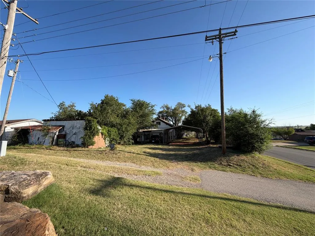 Photo 10 — 104 W Johnny Bench Street, Binger, OK 73009