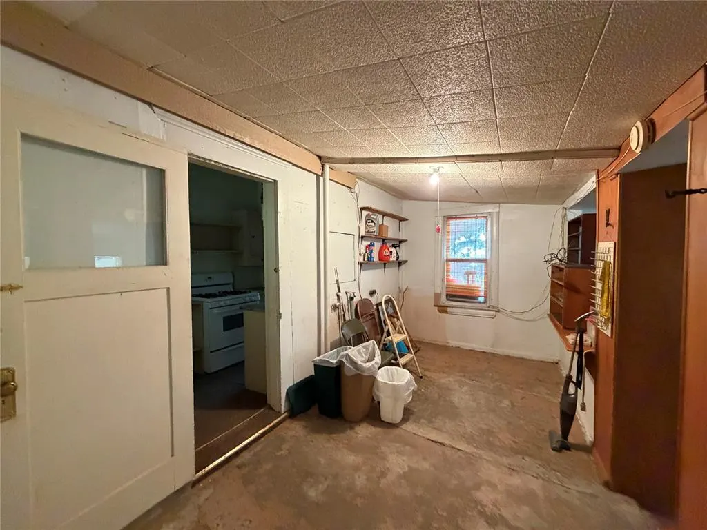 Photo 15 — 104 W Johnny Bench Street, Binger, OK 73009
