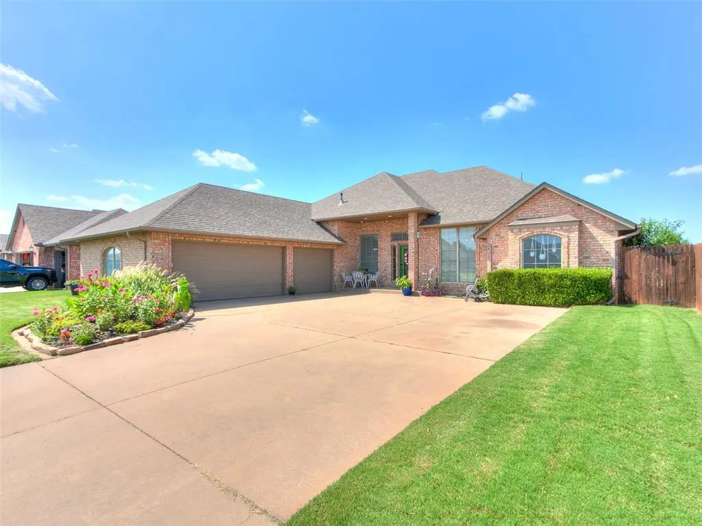 Photo 2 — 2121 SW 30th Street, Moore, OK 73170