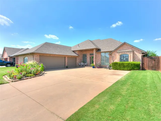 Photo 2 — 2121 SW 30th Street, Moore, OK 73170