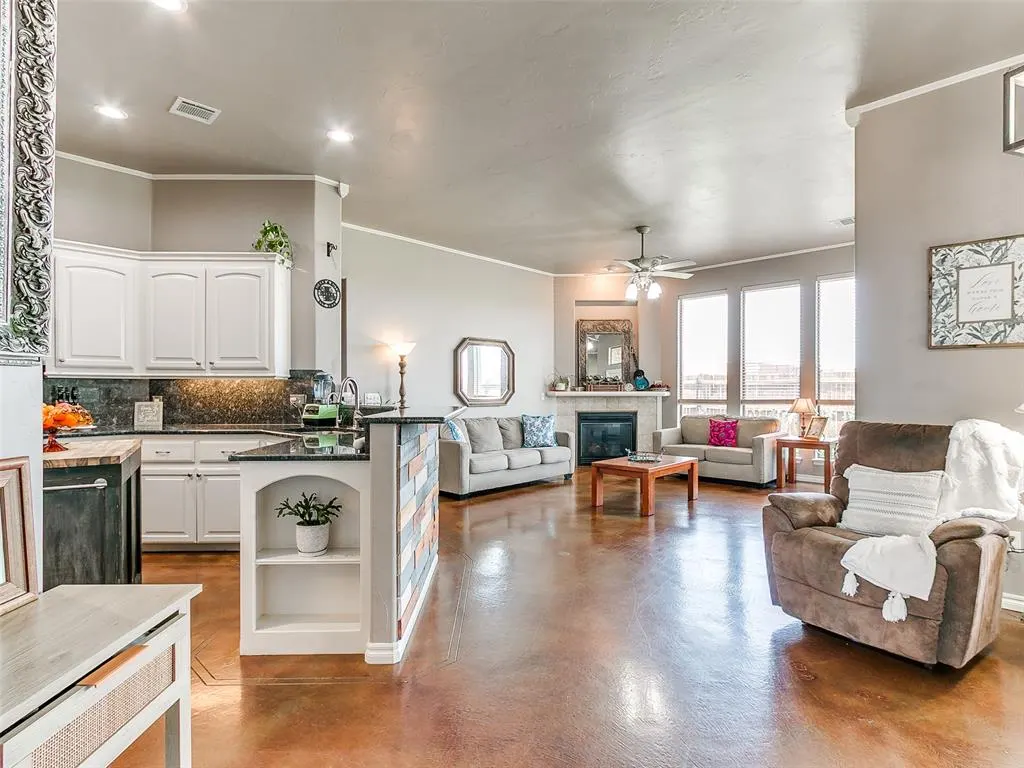 Photo 8 — 2121 SW 30th Street, Moore, OK 73170