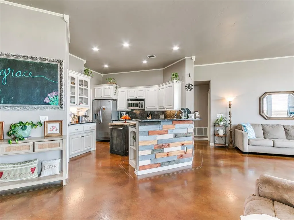 Photo 13 — 2121 SW 30th Street, Moore, OK 73170