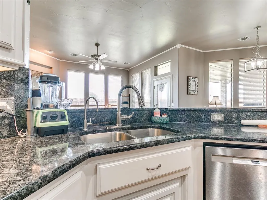Photo 16 — 2121 SW 30th Street, Moore, OK 73170
