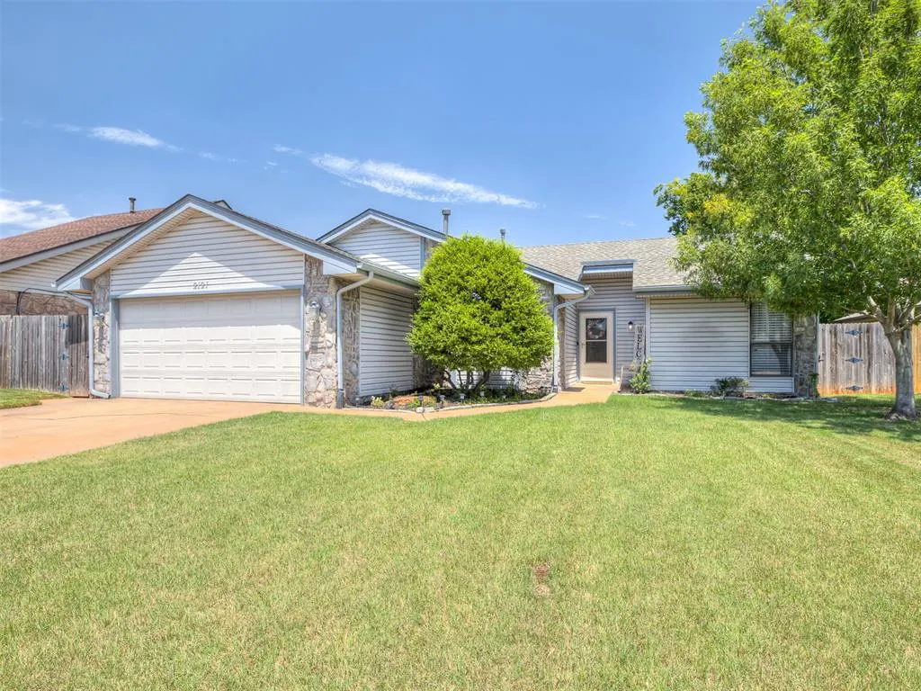 Photo 2 — 2121 Stepping Stone Trail, Edmond, OK 73013
