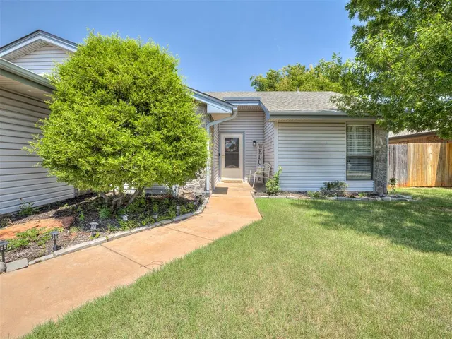 Photo 3 — 2121 Stepping Stone Trail, Edmond, OK 73013