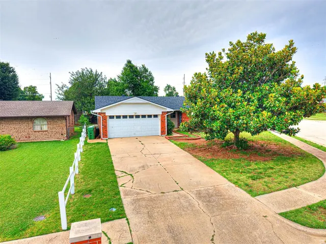 Front exterior — 411 Oak Creek Drive, Yukon, OK 73099