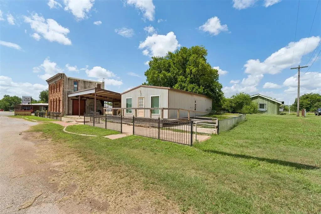 Photo 3 — 120 W Baty Avenue, Mulhall, OK 73063