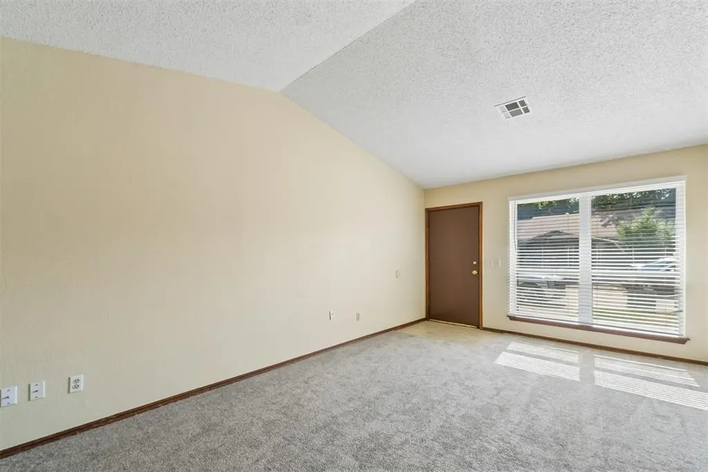 Photo 3 — 208 Hudson Place, Midwest City, OK 73110