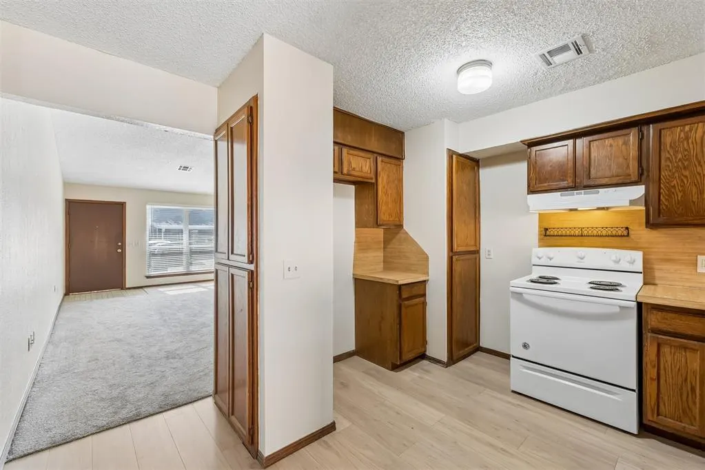 Photo 7 — 208 Hudson Place, Midwest City, OK 73110