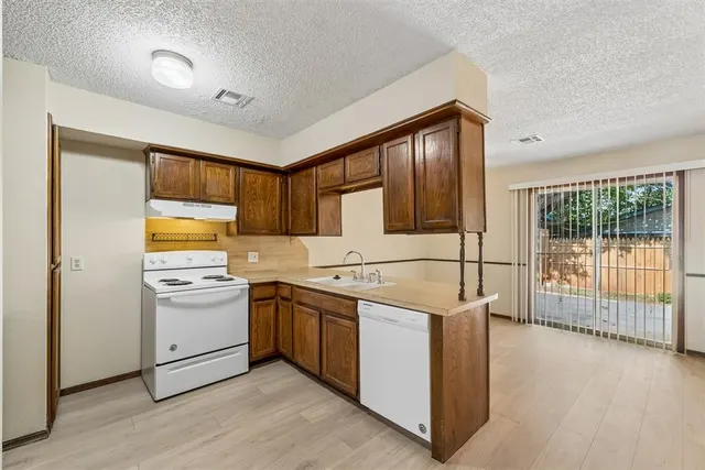Photo 8 — 208 Hudson Place, Midwest City, OK 73110