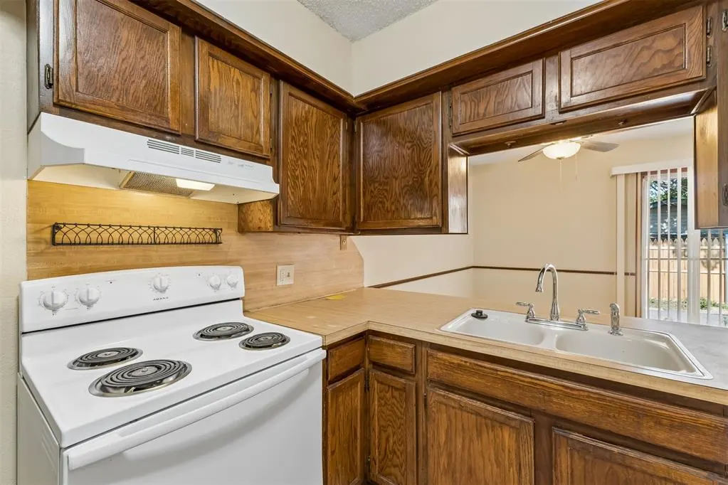 Photo 10 — 208 Hudson Place, Midwest City, OK 73110