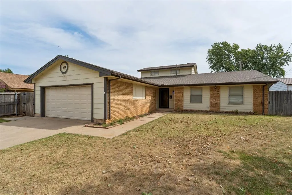 Photo 2 — 207 Del Mar Drive, Yukon, OK 73099