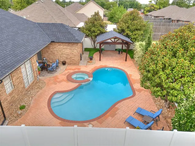 Photo 2 — 10913 NW 118th Street, Yukon, OK 73099