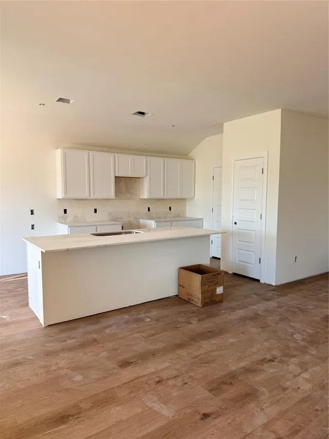 Photo 5 — 1124 E Stallion Lane, Mustang, OK 73064