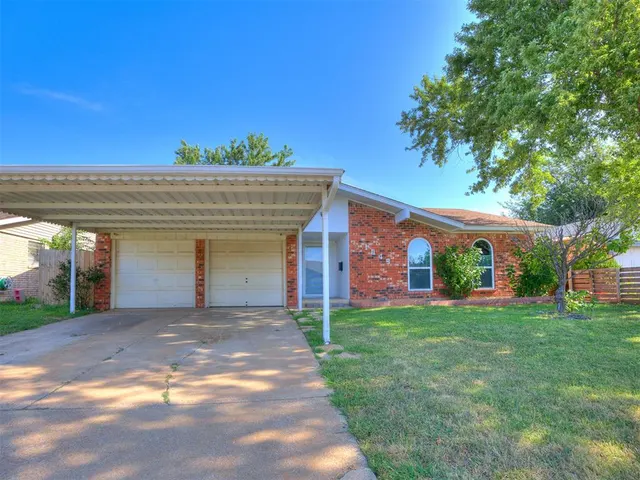Photo 3 — 1049 SW 3rd Street, Moore, OK 73160