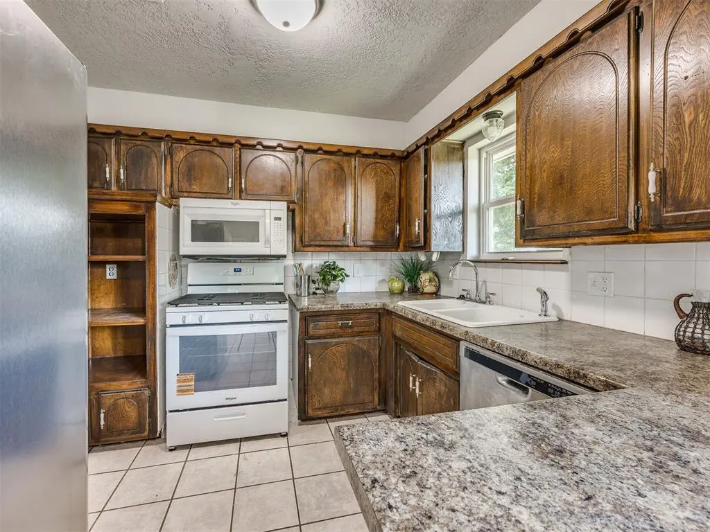 Photo 10 — 1049 SW 3rd Street, Moore, OK 73160