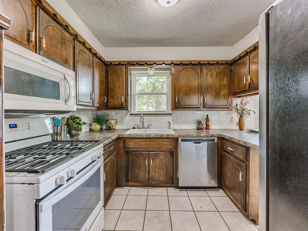 Photo 11 — 1049 SW 3rd Street, Moore, OK 73160