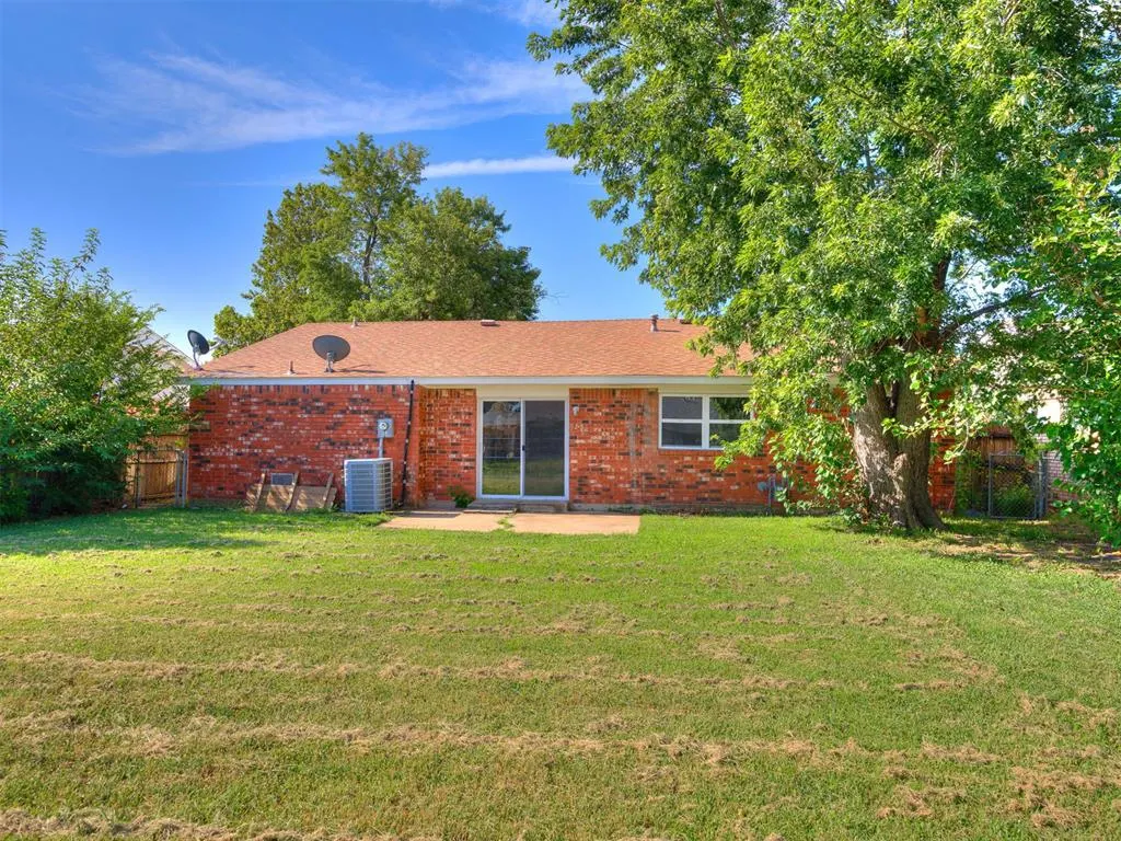Photo 23 — 1049 SW 3rd Street, Moore, OK 73160
