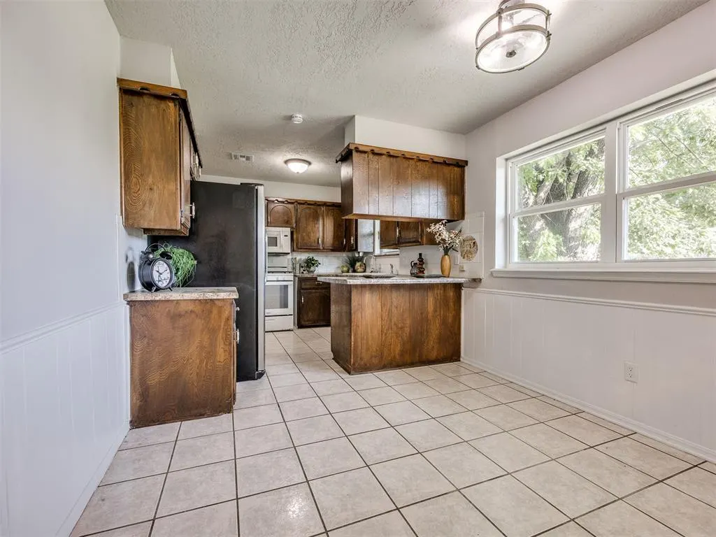 Photo 27 — 1049 SW 3rd Street, Moore, OK 73160