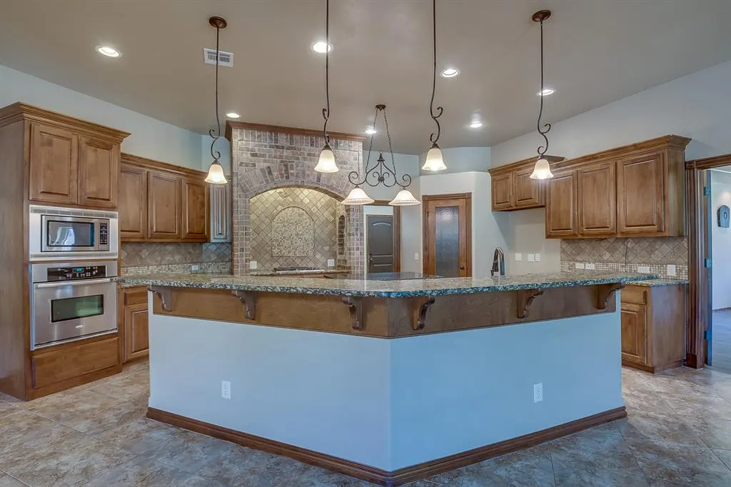 Photo 10 — 6313 Whispering Grove Drive, Oklahoma City, OK 73169