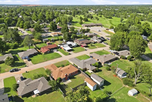 Photo 2 — 304 Country Club Terrace, Midwest City, OK 73110