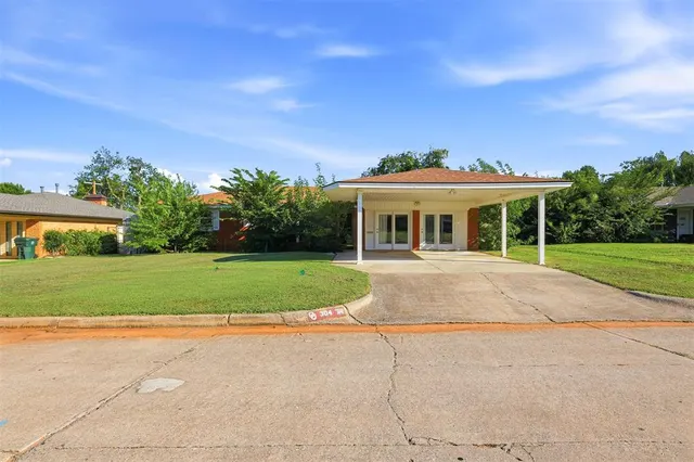 Photo 4 — 304 Country Club Terrace, Midwest City, OK 73110