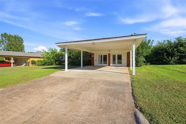 Photo 5 — 304 Country Club Terrace, Midwest City, OK 73110