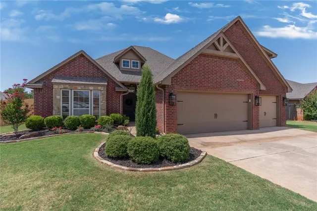 Photo 6 — 4933 Champlain Place, Edmond, OK 73025