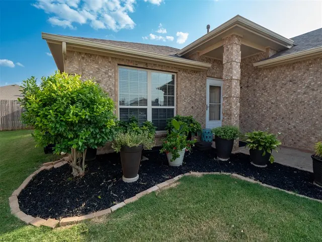 Photo 2 — 8208 NW 106th Circle, Oklahoma City, OK 73162