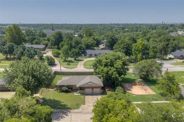 Photo 3 — 408 Benton Road, Edmond, OK 73034