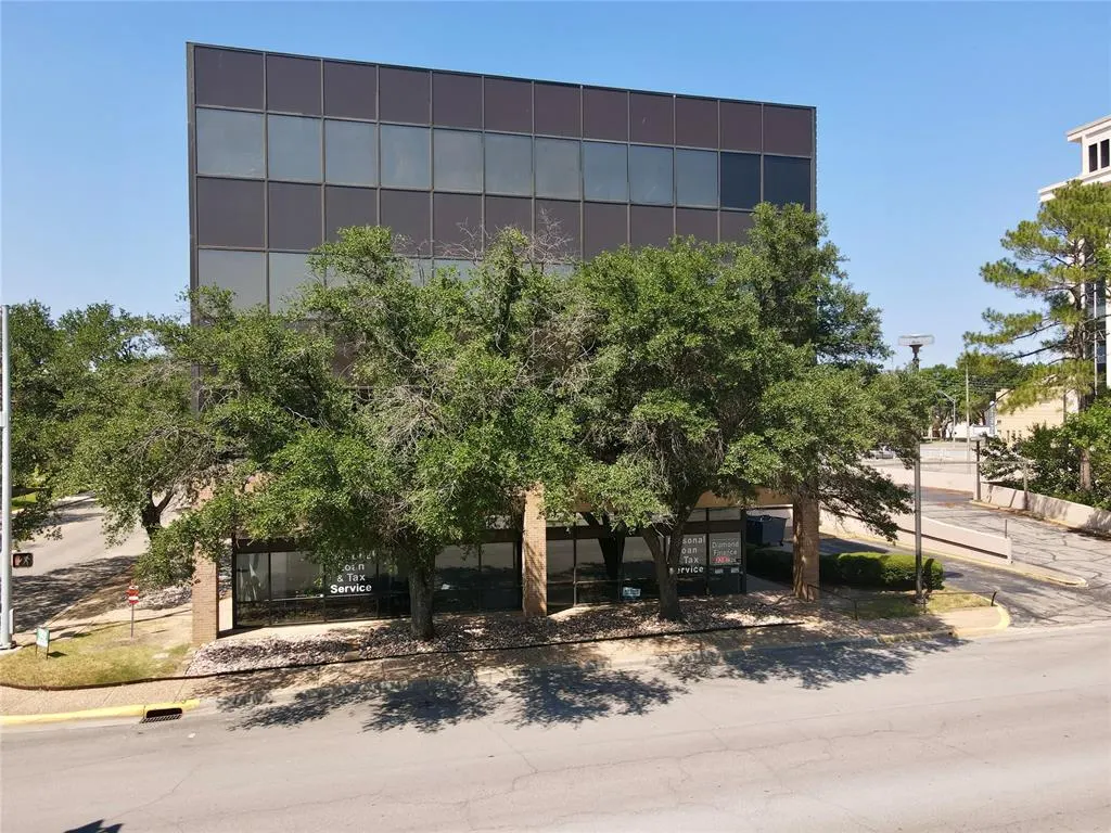 Photo 4 — 333 W Main Street Neustadt Plaza, Ardmore, OK 73401