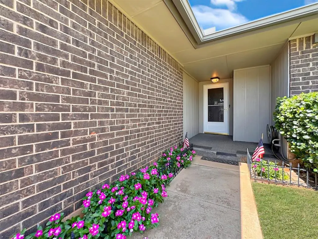 Photo 2 — 1049 NW 25th Street, Moore, OK 73160