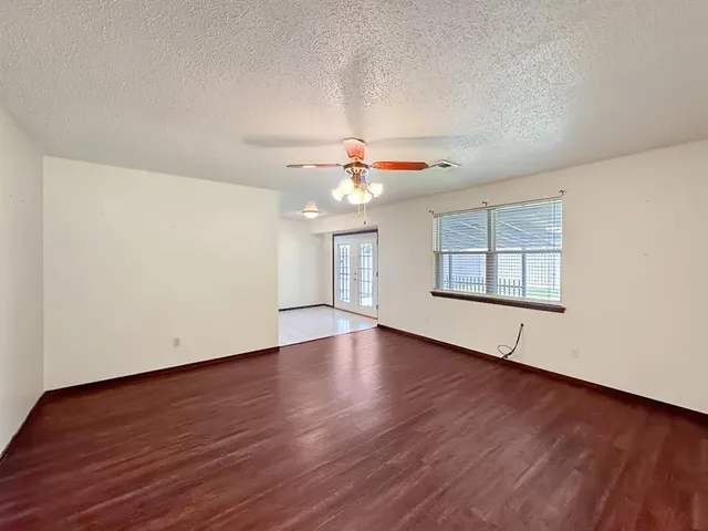 Photo 3 — 1049 NW 25th Street, Moore, OK 73160