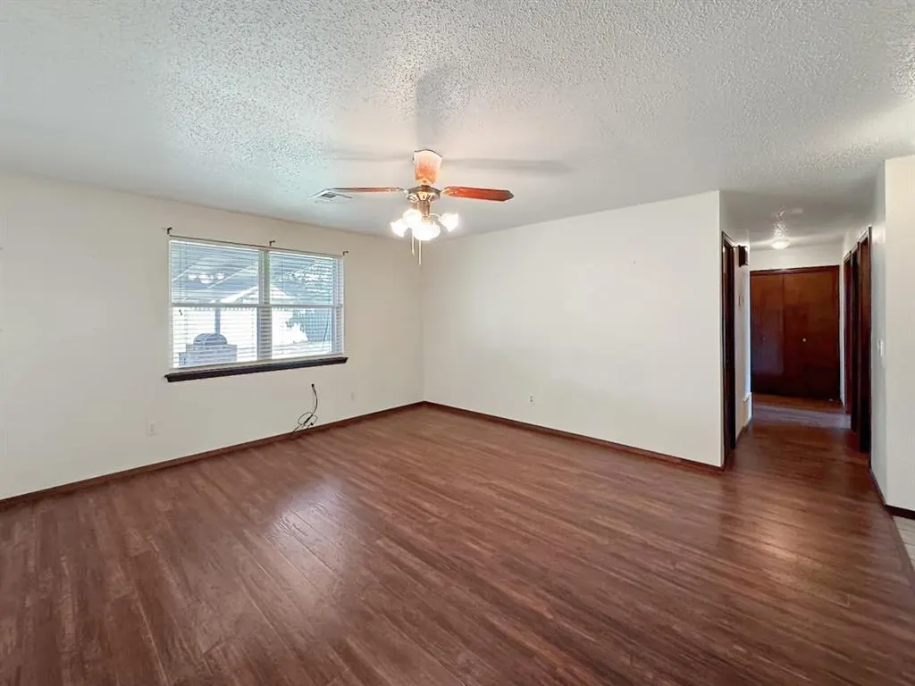 Photo 4 — 1049 NW 25th Street, Moore, OK 73160