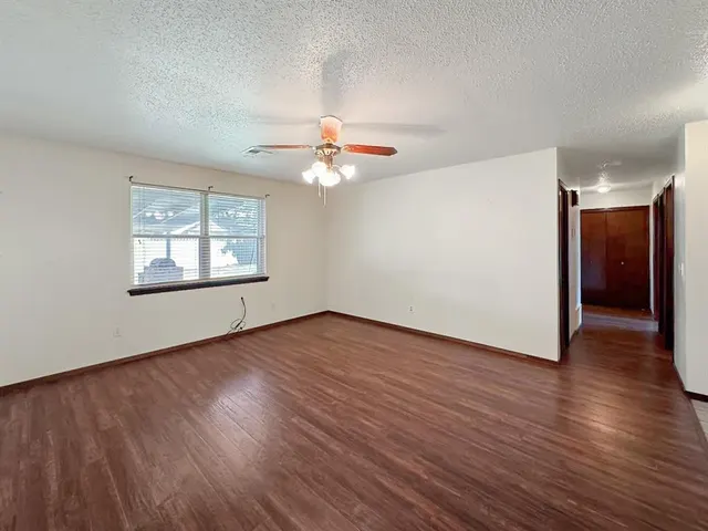 Photo 4 — 1049 NW 25th Street, Moore, OK 73160