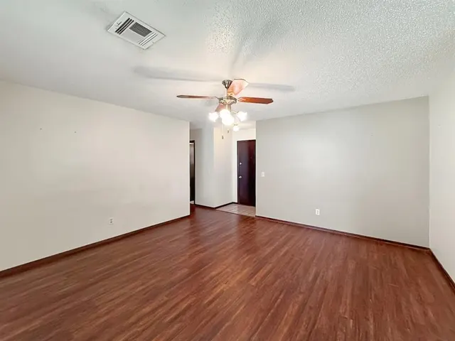 Photo 5 — 1049 NW 25th Street, Moore, OK 73160