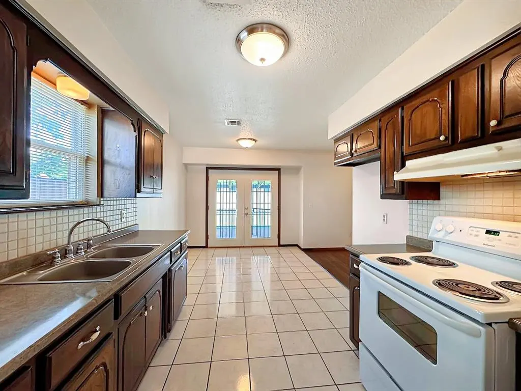 Photo 7 — 1049 NW 25th Street, Moore, OK 73160