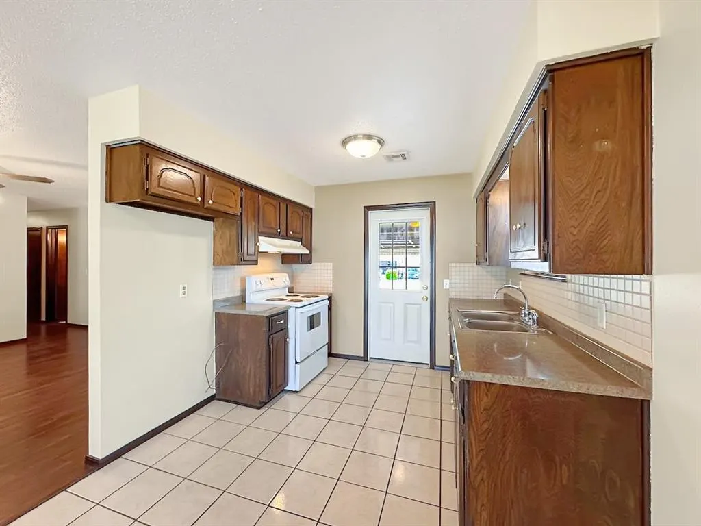 Photo 8 — 1049 NW 25th Street, Moore, OK 73160
